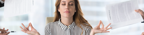 Afbeelding van vrouw die "zen" blijft terwijl ze langs beide kanten contracten krijgt aangeraakt